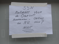 905425 Afbeelding van een protestpamflet op het raam van de leegstaande hoekwoning Sparstraat 2 te Utrecht.N.B. Het ...